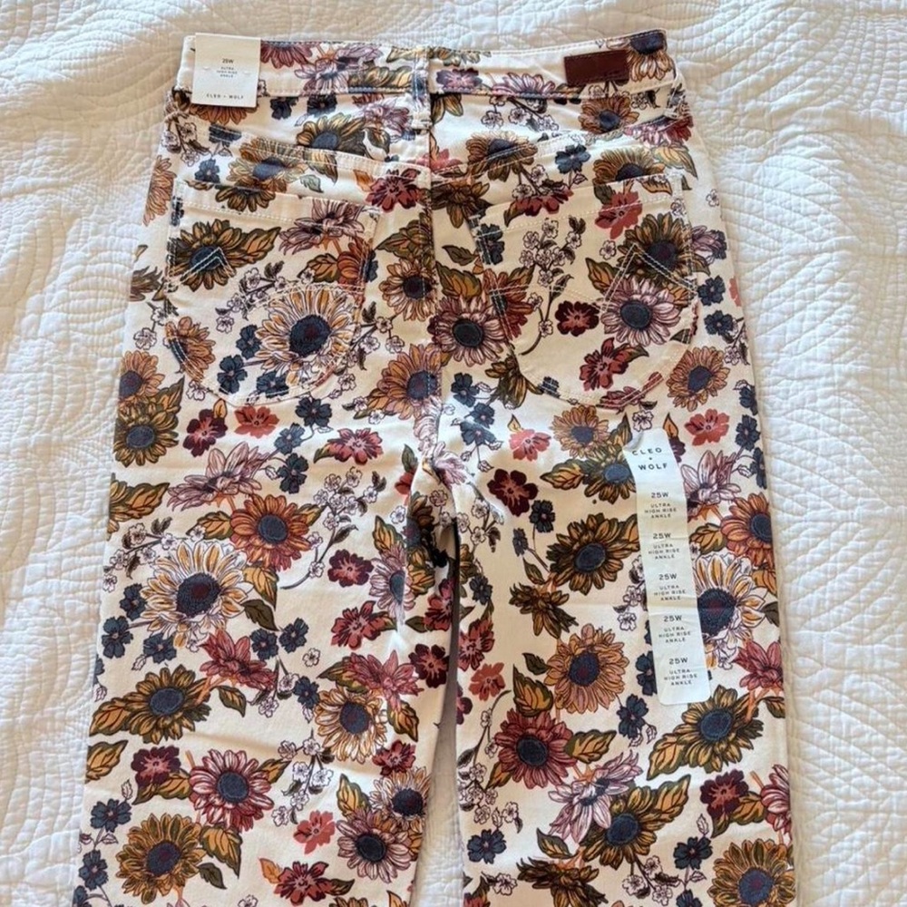 Cleo + Wolf Women's White Ankle Jeans with Multicolor Floral Print W25 - Picture 3 of 4